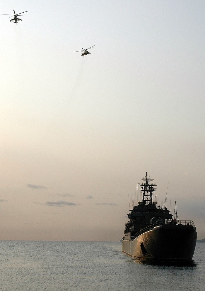 Trực thăng vũ trang yểm hộ tàu đổ bộ từ trên cao